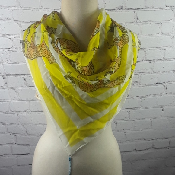 Beautiful yellow cheetah scarf - Picture 2 of 5